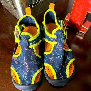 Boys Sz 9 water shoes! Great condition get ready for the summer OSHKOSH